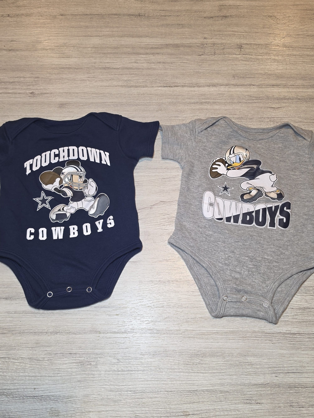 Disney NFL Dallas Cowboys Infant Bodysuit Mickey/Donald Duck Size 3/6 Months A4